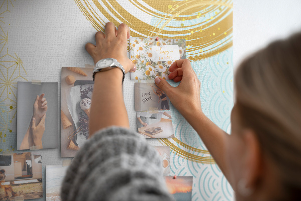 Tablero de corcho para pared con diseño de círculos dorados sobre un fondo delicado