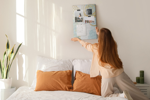 Tablero de corcho para pared con diseño de círculos dorados sobre un fondo delicado