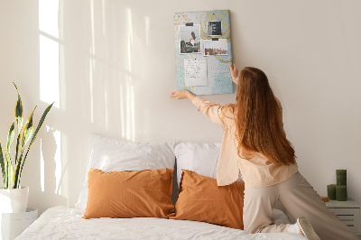 Tablero de corcho para pared con diseño de círculos dorados sobre un fondo delicado