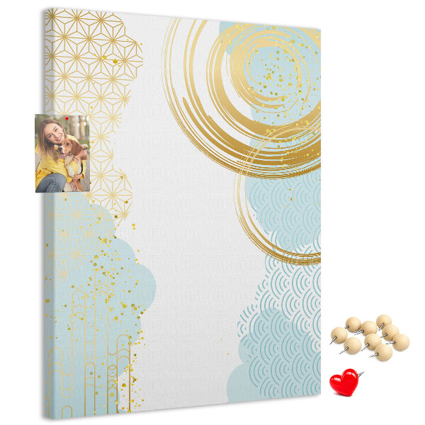 Tablero de corcho para pared con diseño de círculos dorados sobre un fondo delicado
