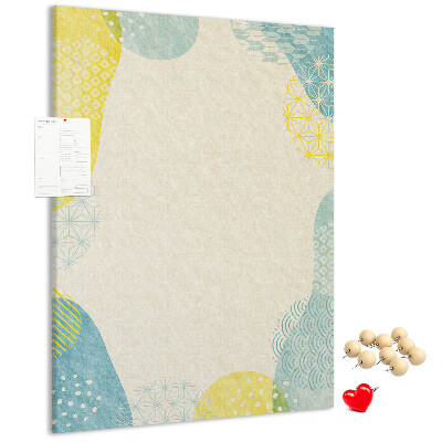 Pizarra de corcho decorativa con formas coloridas en tonos delicados