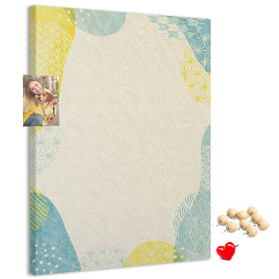 Pizarra de corcho decorativa con formas coloridas en tonos delicados