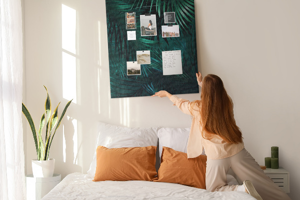 Tablero de corcho para pared con diseño de hojas tropicales en tonos verdes intensos