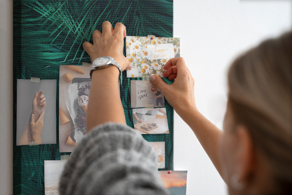 Tablero de corcho para pared con diseño de hojas tropicales en tonos verdes intensos