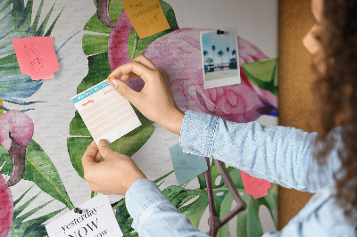 Tablón de corcho con diseño de flamencos en entorno tropical