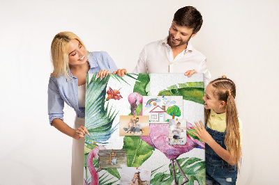 Tablón de corcho con diseño de flamencos en entorno tropical