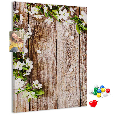 Tablero de corcho con diseño de flores sobre fondo de madera
