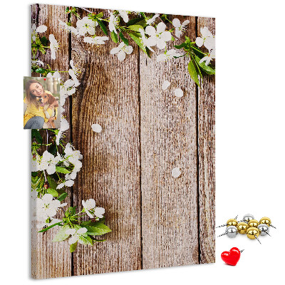 Tablero de corcho con diseño de flores sobre fondo de madera