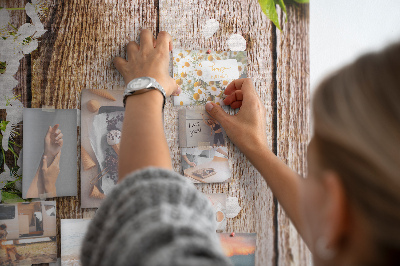 Tablero de corcho con diseño de flores sobre fondo de madera