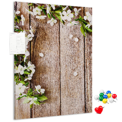 Tablero de corcho con diseño de flores sobre fondo de madera