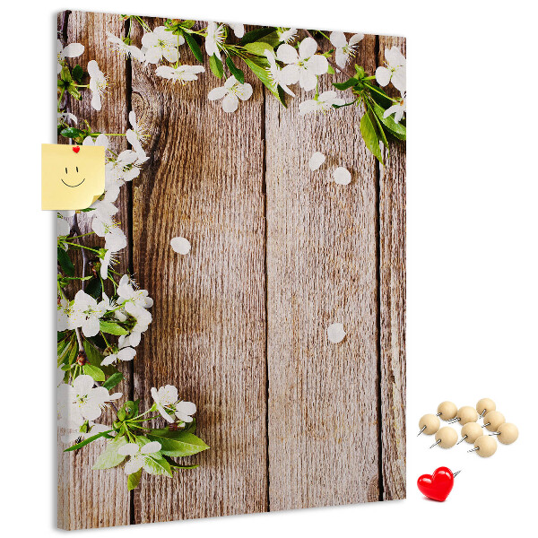 Tablero de corcho con diseño de flores sobre fondo de madera