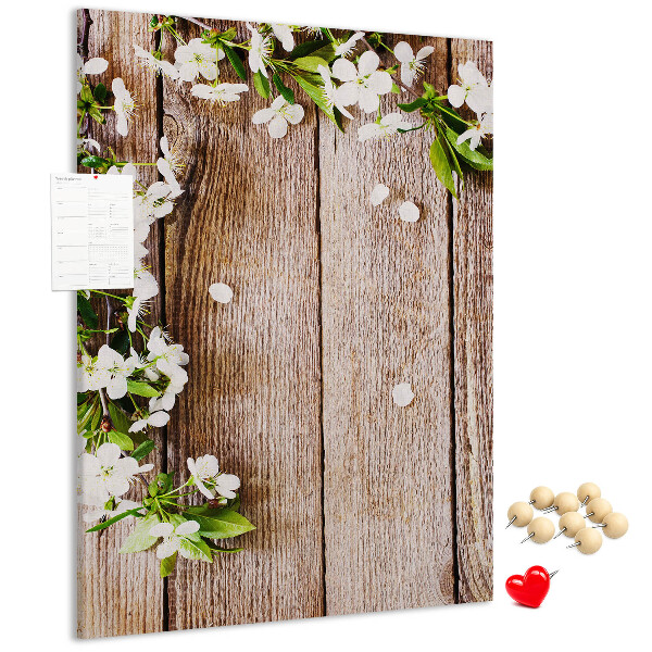 Tablero de corcho con diseño de flores sobre fondo de madera