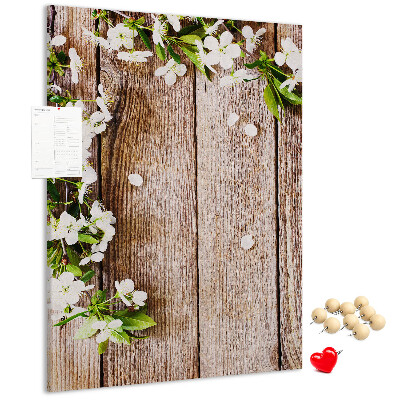 Tablero de corcho con diseño de flores sobre fondo de madera