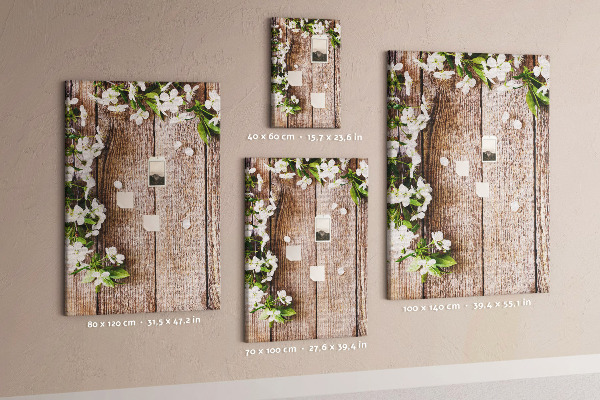 Tablero de corcho con diseño de flores sobre fondo de madera