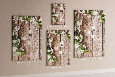 Tablero de corcho con diseño de flores sobre fondo de madera
