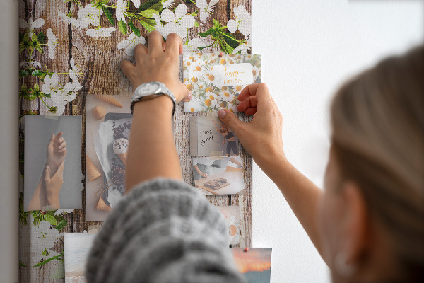 Tablero de corcho con diseño de flores sobre fondo de madera