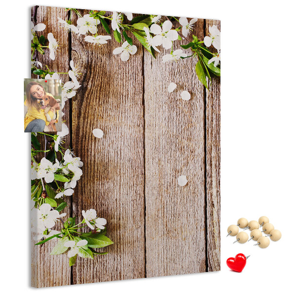Tablero de corcho con diseño de flores sobre fondo de madera