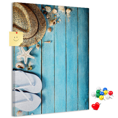 Tablero de corcho para pared Accesorios de verano sobre un fondo de madera azul