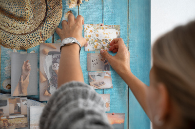 Tablero de corcho para pared con diseño de accesorios de verano sobre fondo de madera azul