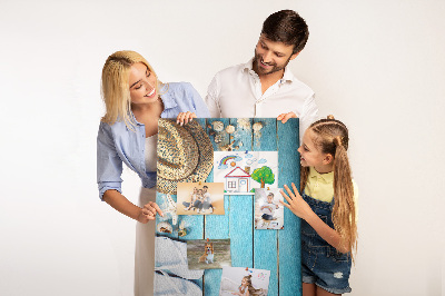 Tablero de corcho para pared con diseño de accesorios de verano sobre fondo de madera azul
