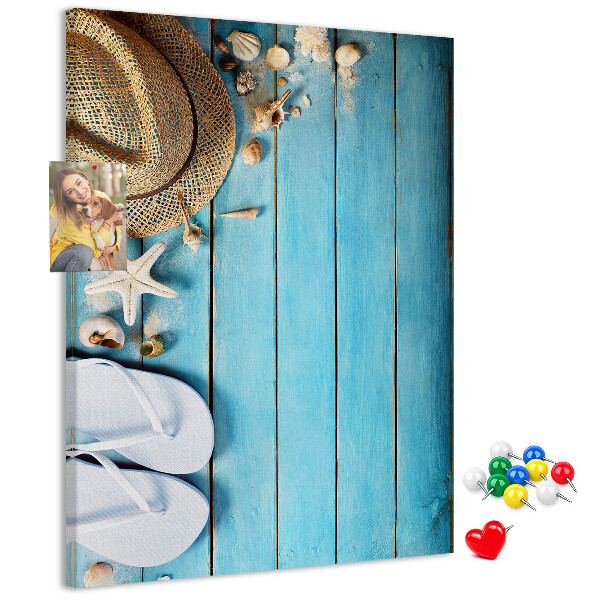 Tablero de corcho para pared con diseño de accesorios de verano sobre fondo de madera azul