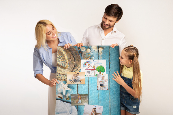 Tablero de corcho para pared con diseño de accesorios de verano sobre fondo de madera azul