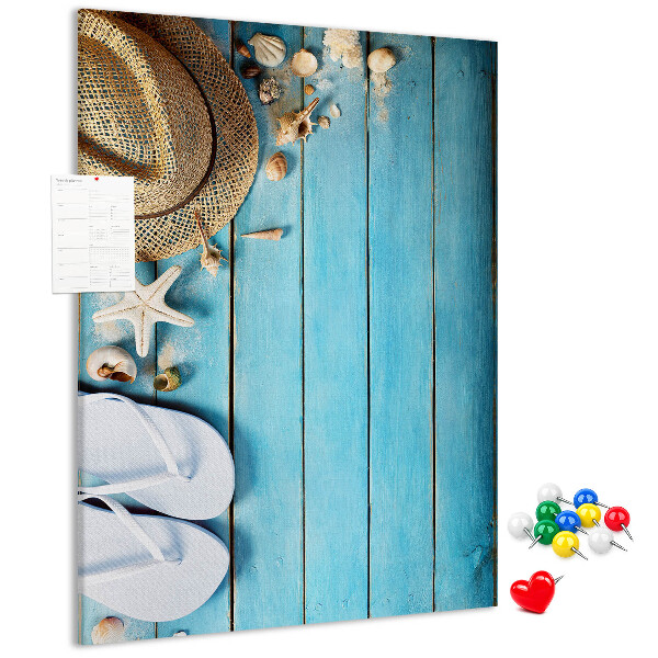 Tablero de corcho para pared con diseño de accesorios de verano sobre fondo de madera azul