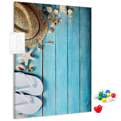 Tablero de corcho para pared con diseño de accesorios de verano sobre fondo de madera azul
