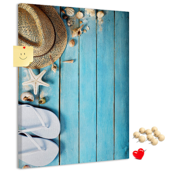 Tablero de corcho para pared con diseño de accesorios de verano sobre fondo de madera azul