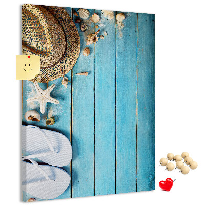Tablero de corcho para pared con diseño de accesorios de verano sobre fondo de madera azul