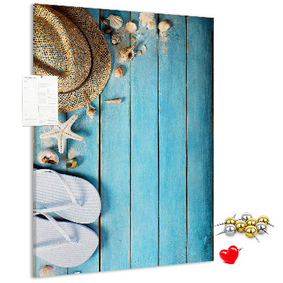 Tablero de corcho para pared con diseño de accesorios de verano sobre fondo de madera azul