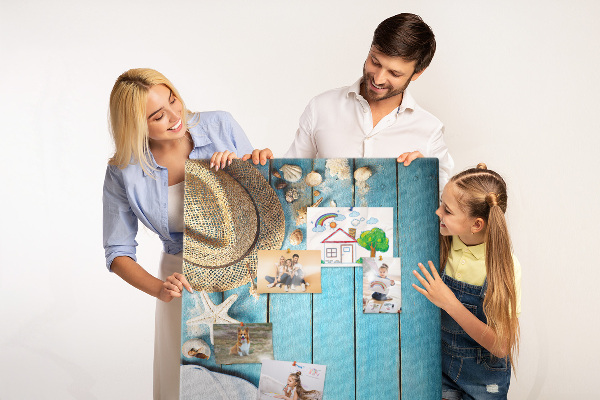 Tablero de corcho para pared con diseño de accesorios de verano sobre fondo de madera azul