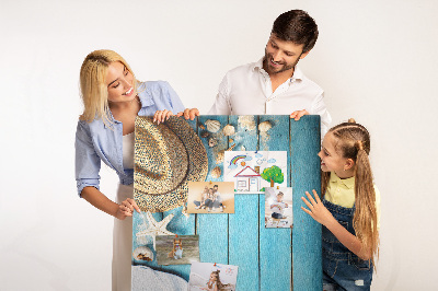 Tablero de corcho para pared con diseño de accesorios de verano sobre fondo de madera azul