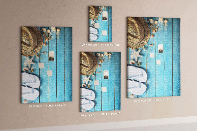 Tablero de corcho para pared con diseño de accesorios de verano sobre fondo de madera azul