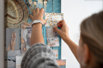Tablero de corcho para pared con diseño de accesorios de verano sobre fondo de madera azul