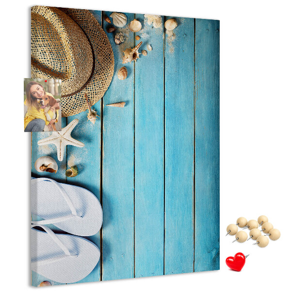 Tablero de corcho para pared con diseño de accesorios de verano sobre fondo de madera azul