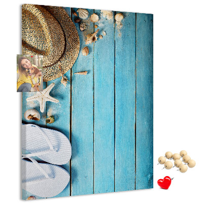Tablero de corcho para pared con diseño de accesorios de verano sobre fondo de madera azul