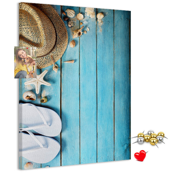 Tablero de corcho para pared con diseño de accesorios de verano sobre fondo de madera azul