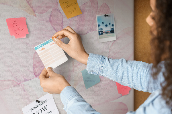 Tablero de corcho para pared con diseño de delicados pétalos en tonos pastel