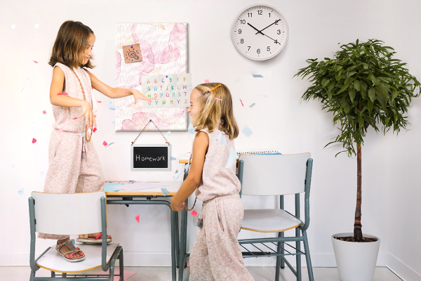Tablero de corcho para pared con diseño de delicados pétalos en tonos pastel