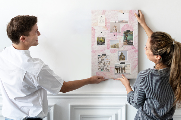 Tablero de corcho para pared con diseño de delicados pétalos en tonos pastel