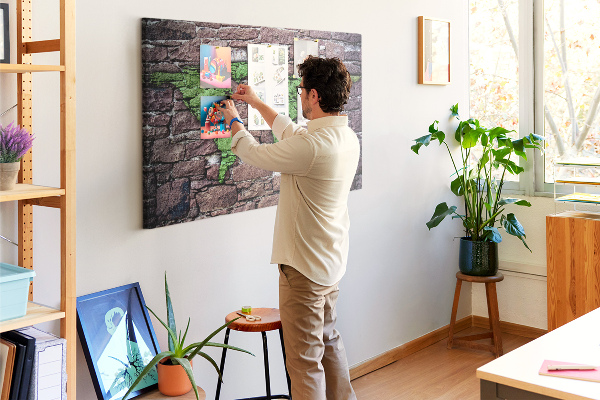 Pizarra de corcho mapamundi en diseño de pared de piedra verde