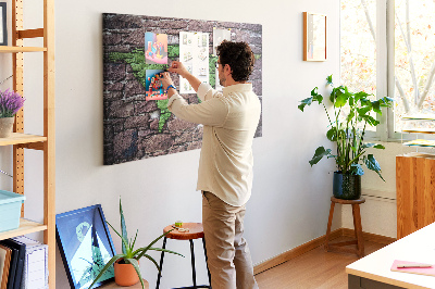 Pizarra de corcho mapamundi en diseño de pared de piedra verde