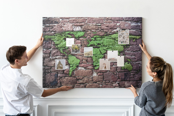 Pizarra de corcho mapamundi en diseño de pared de piedra verde