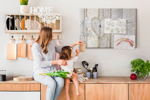 Tablero de anuncios Placa de madera con la palabra amor