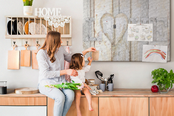 Tablero de anuncios Placa de madera con la palabra amor