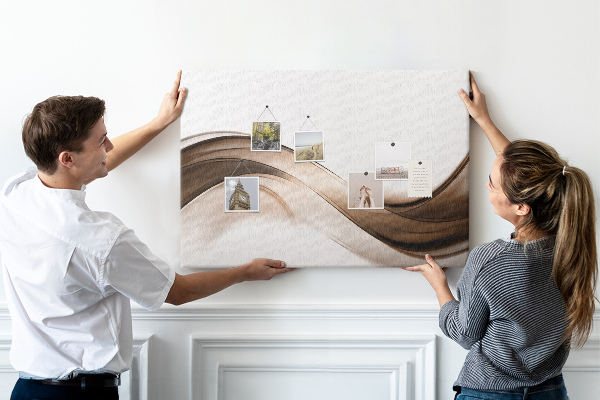 Pizarra de corcho con diseño de ondas en tonos marrones y beige
