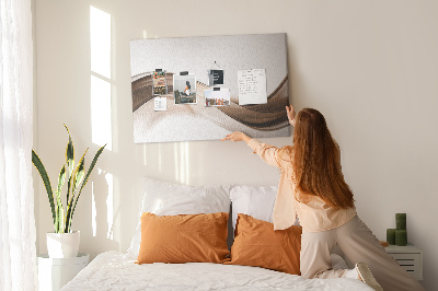 Pizarra de corcho con diseño de ondas en tonos marrones y beige