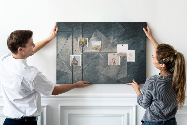 Tablero de anuncios con diseño de formas geométricas en tonos grises