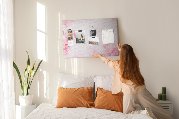 Tablero de anuncios con diseño de delicadas flores rosas sobre fondo claro